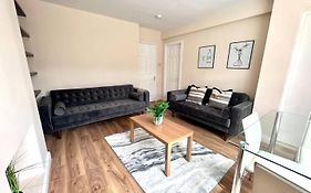 Central 4 Bedroom House With Driveway